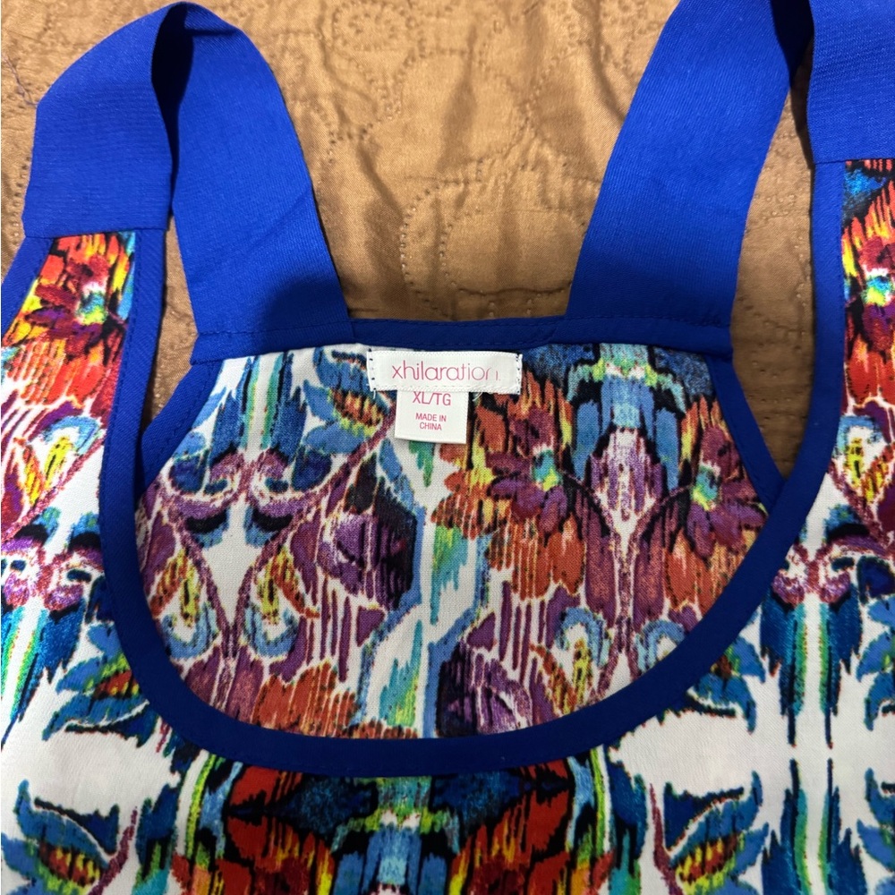 Colorful Abstract Print Top - Picture 3 of 4